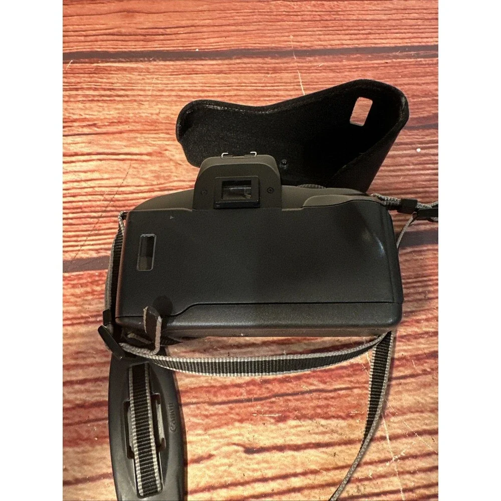 Canon EOS 750 Camera + Case - WORKING